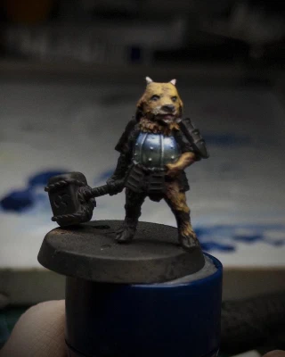 Warm orange-browns added to the forward-facing fur of the mini. Not convinced it’s a great choice. His eyeballs are definitely going to need some brightening up to read properly too. A second round of eyeball booping required 😬