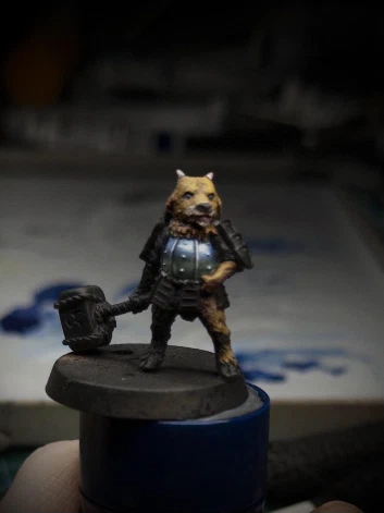 Warm orange-browns added to the forward-facing fur of the mini. Not convinced it’s a great choice. His eyeballs are definitely going to need some brightening up to read properly too. A second round of eyeball booping required 😬